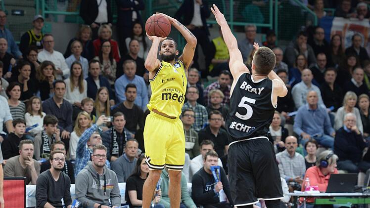 Kassius Robertson kann von  TJ Bray nicht am Wurf gehindet werden. Foto: Peter Mularczyk
