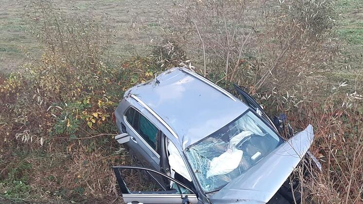 Der VW landete im Stra&szlig;engraben. Fotos: Sandra Hackenberg