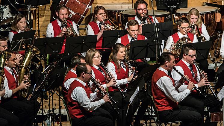 Mitreißender Auftritt: Beim Weihnachtskonzert beeindruckten das Jugendorchester und der Musikverein Stadt Rödental in der fast ausverkauften Franz-Goebel-Halle.Foto: Jochen Berger