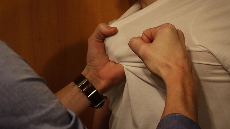 Wegen TikTok-Trend mit Zaunlatte geschlagen - f&uuml;nf Verletzte bei Schl&auml;gerei