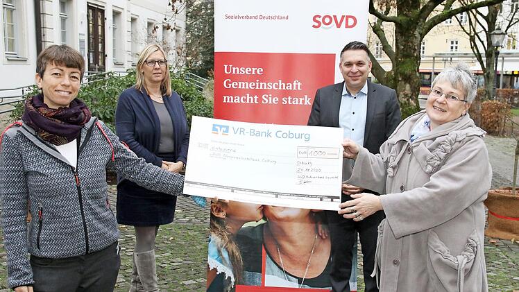 Spende des Sozialverbandes Deutschland für das Awo-Mehrgenerationenhaus (von links): Liane Blietzsch, Sonja Borzel, Carsten Höllein und Barbara Hölzel  Foto: Desombre