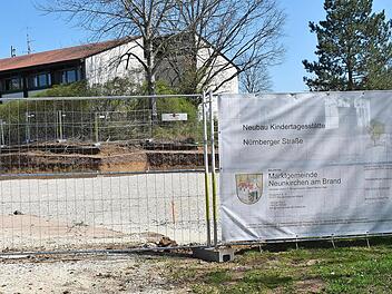 Direkt neben der Mittelschule in Neunkirchen entsteht die gemeindliche Kindertagesstätte.