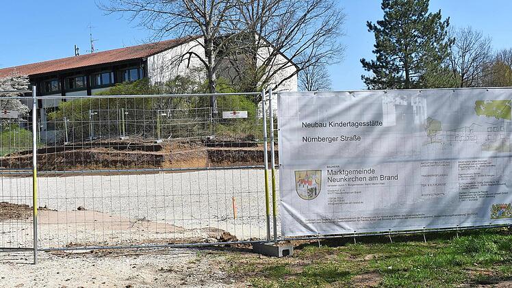 Direkt neben der Mittelschule in Neunkirchen entsteht die gemeindliche Kindertagesstätte.