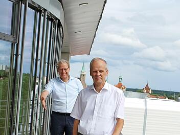 Bürgermeister German Hacker (links) stellt Alfons Weiler als neuen Behindertenbeauftragten der Stadt vor.