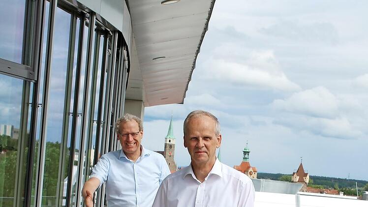 Bürgermeister German Hacker (links) stellt Alfons Weiler als neuen Behindertenbeauftragten der Stadt vor.