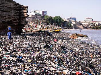 Textilm&uuml;ll am Strand von Accra
