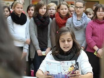 In ihrem Element: Emelie Müller hat die Jury und ihre Mitschüler an der Realschule I von ihren Vorlesekünsten überzeugt.  Foto: Jan Koch