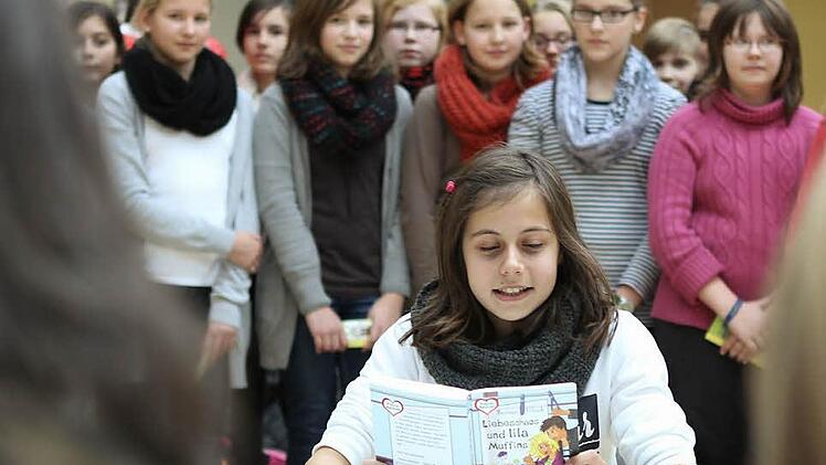 In ihrem Element: Emelie Müller hat die Jury und ihre Mitschüler an der Realschule I von ihren Vorlesekünsten überzeugt.  Foto: Jan Koch