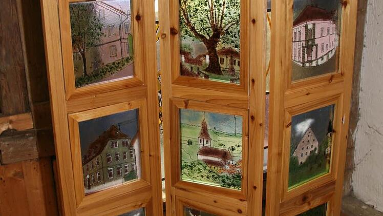 Über den Raumteiler können die Kinder nur staunen: Er zeigt Motive aus Rugendorf. Foto: Sonja Adam