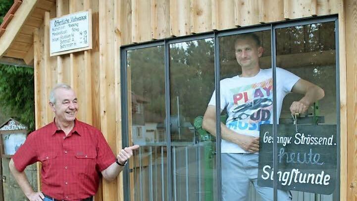 Wilfried Sünkel ist Vorsitzender eines engagierten Vereins. Frank Freitag ist Vereinsmitglied und hat Humor genug, sich für das Foto ins Innere des Wiegehäuschens zu begeben und eine alte Bekanntmachung in die Kamera zu halten.  Foto: Markus Häggberg