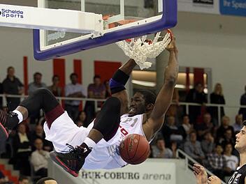 Mit voller Wucht dr&uuml;ckt der Bamberger Center Trevor Mbakwe den Ball durch den Ring. Sein T&uuml;binger Gegenspieler Bogdan Radosavljevic schaut staunend zu. Foto sportpress