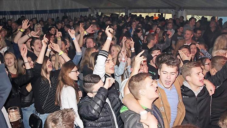 Die Fans feiern ihre fränkische Band AudioCrime in Eggolsheim. Foto: Mathias Erlwein