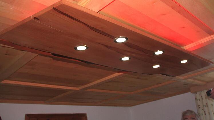 Wie aus einem Brett ein Deckenschmuck mit LED-Leuchten gemacht werden kann Foto: Matthias Einwag