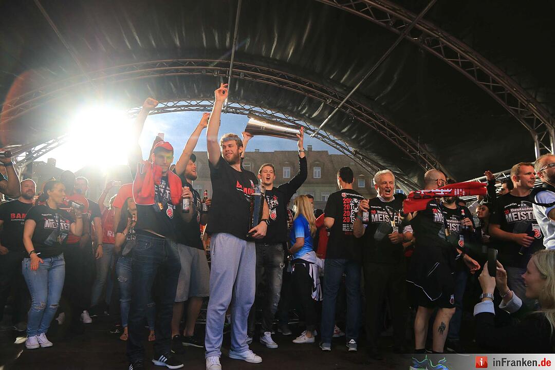 Bamberg feiert deutsche Basketballmeisterschaft im Regen