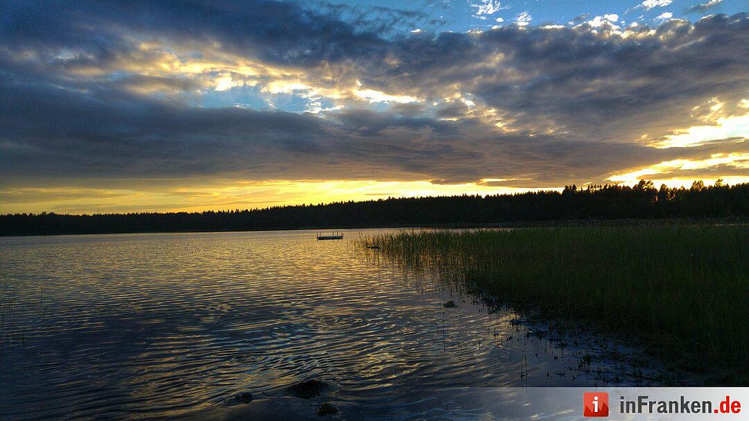 Sonnenuntergang über einem See in der Nähe von Vimmerby, Schweden
