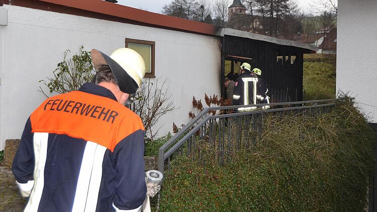 Ein Holzschuppen brannte am Freitagnachmittag an einer Garage des Straßenzuges "Im Sinntal". Peter Rauch