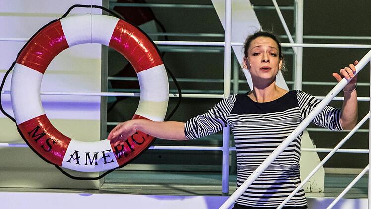 "Anything Goes": Carolin Soyka als Reno Sweeney. Cole Porters Musical feiert am 17. Dezember Premiere am Landestheater Coburg.Proben-Foto: Jochen Berger