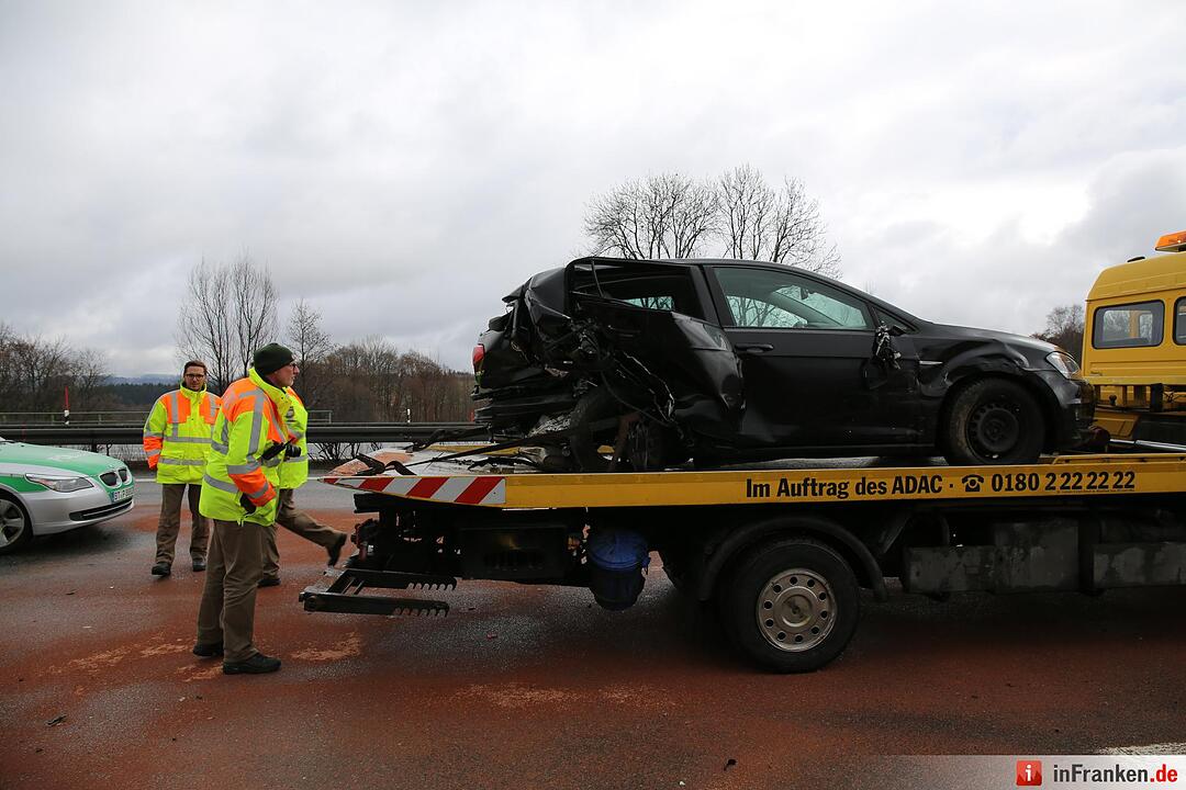 Autobahn nach Kollision von fünf Fahrzeugen komplett gesperrt - Mehrere Personen verletzt