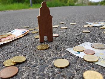 Das Geld liegt nicht wirklich auf der Straße, aber die Stadt Ebern (hier symbolisiert durch eine hölzerne Figur des Grauturms) kann zurzeit entspannt haushalten.  Foto: Eckehard Kiesewetter