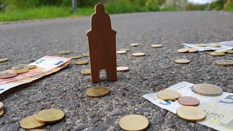 Das Geld liegt nicht wirklich auf der Straße, aber die Stadt Ebern (hier symbolisiert durch eine hölzerne Figur des Grauturms) kann zurzeit entspannt haushalten.  Foto: Eckehard Kiesewetter