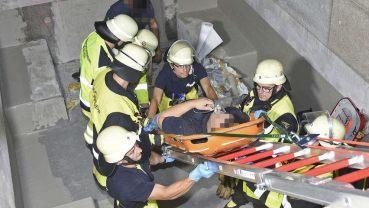 In München ist am Donnerstag ein Bauarbeiter verunglückt. Der Mann verletzte sich schwer durch einen Sturz. Rettungskräfte eilten in die Tiefgarage.  Foto: Berufsfeuerwehr München