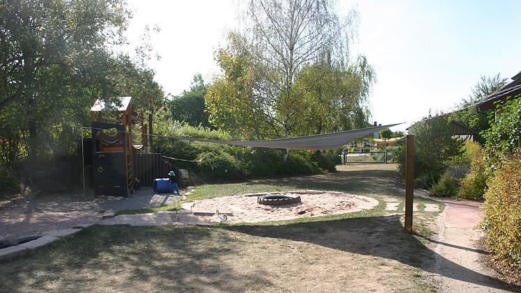 Auf eine an Spielzeug reduzierte Freifl&auml;che setzt seit nunmehr 25 Jahren der evangelische Kindergarten Klecks. Am Tag der offenen T&uuml;r k&ouml;nnen sich die Besucher davon &uuml;berzeugen, dass das Konzept seit der Gr&uuml;ndung voll aufgeht. Foto: Martin Rebhan