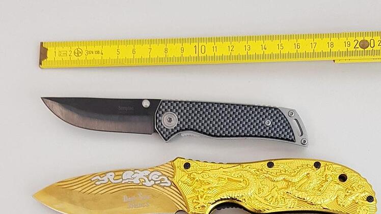 Der Dieb trug eine t&auml;uschend echt aussehende Feuerzeugpistole am G&uuml;rtel. Symbolfoto: Pixabay/947051