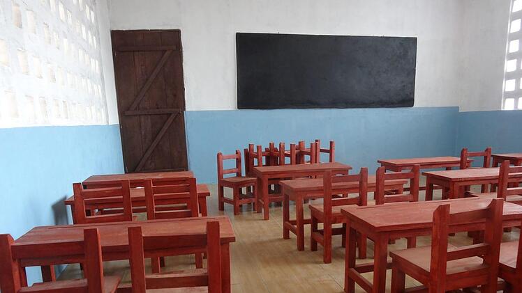 40 Hocker, 20 Tische sowie ein Regal, Tisch und zwei St&uuml;hle f&uuml;r das Lehrerzimmer wurden vom Schreiner angefertigt.Sonja Hynd