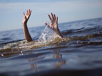 Zeugen h&ouml;rten pl&ouml;tzlich Schreie aus dem Badesee. Doch ein Ersthelfer konnte den 27-J&auml;hrigen im Wasser nicht mehr finden. Symbolfoto: Adobe Stock/Anton Sokolov