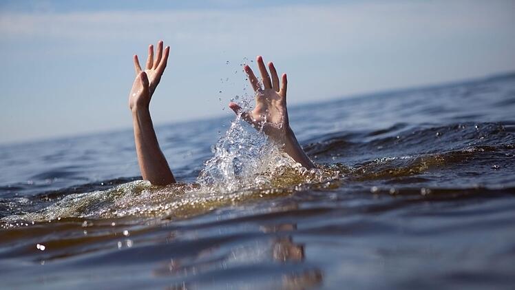 Zeugen h&ouml;rten pl&ouml;tzlich Schreie aus dem Badesee. Doch ein Ersthelfer konnte den 27-J&auml;hrigen im Wasser nicht mehr finden. Symbolfoto: Adobe Stock/Anton Sokolov