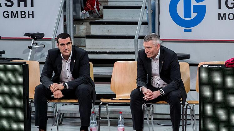 Auf Abstand gehen: Brose-Trainer Roel Moors (links) und Sportdirektor Leo De Rycke haben im Januar bereits unfreiwillig geübt.  Foto: Archiv
