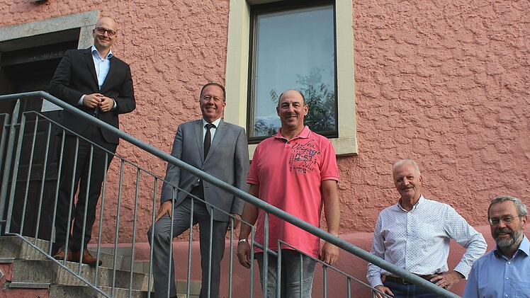Schritt für Schritt geht es an die Umsetzung des Projekts: Oberbürgermeister Dirk Vogel (von links), Geschäftsleitender Beamter Gerhard Schneider, Matthias Bühner, Vorstand Fidelia, Wolfgang Beil, Vorstand TSV, Ludwig Metz. stellvertretender Vorsitzender Heimatverein Botenlauben.