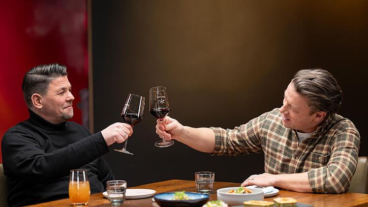 Nach zehn Jahren hat es Tim Mälzer endlich geschafft, seinen Kumpel Jamie Oliver zum "Kitchen Impossible"-Duell zu überreden.