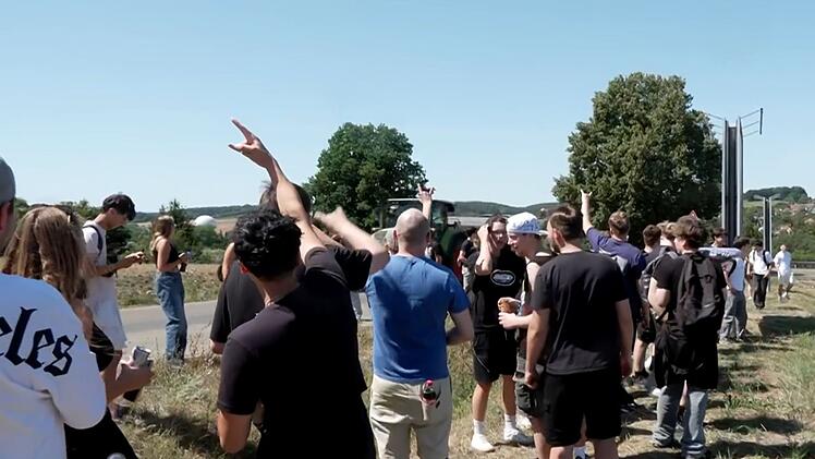 1000 Menschen st&uuml;rmen Emskirchen - Polizeieinsatz bei "Schanzenfest"