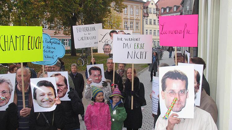 Rund 50 Demonstranten protestierten gegen die Rathauspolitik.