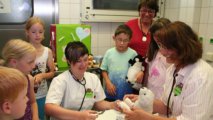 Schwester Nadine (Mitte) und Schwester Christiana (rechts) legen einem kranken Eisbären einen Verband an. Foto: Evi Seeger