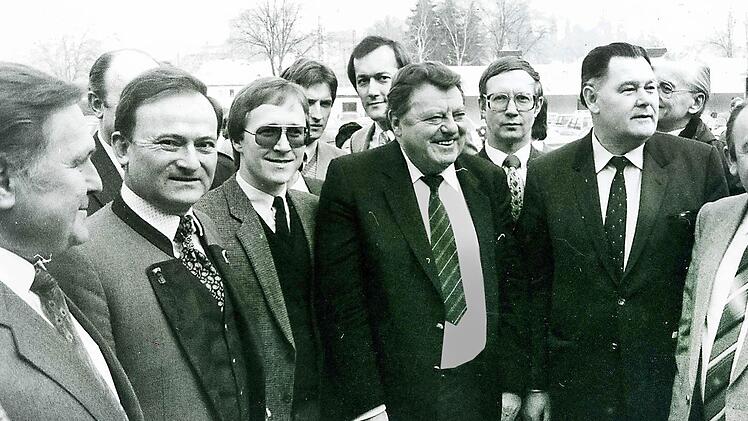 Christoph Zeckai (Mitte) gemeinsam mit Franz Josef Strauß (links) und Rudi Daum (rechts) an der ehemaligen Grenze zwischen Welitsch und Heinersdorf. Foto: Archiv