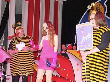 Willi (Stefan Ender) mit seiner Wunschblume, Barbie (Annika Fischer-Weiß) und Biene Maja (Elisabeth Kestel)  Fotos: Friedwald Schedel