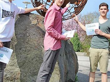 Norman Schwarz, Leon Schönecker (beide aus Ebern) sowie Jonathan Schwengler aus Reckendorf (im Bild von links) kennen sich aus in der Welt, auch in Südamerika, wie sie an der Weltkugel vor ihrer Schule zeigen.Fotos:Ralf Kestel