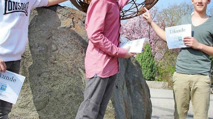 Norman Schwarz, Leon Schönecker (beide aus Ebern) sowie Jonathan Schwengler aus Reckendorf (im Bild von links) kennen sich aus in der Welt, auch in Südamerika, wie sie an der Weltkugel vor ihrer Schule zeigen.Fotos:Ralf Kestel