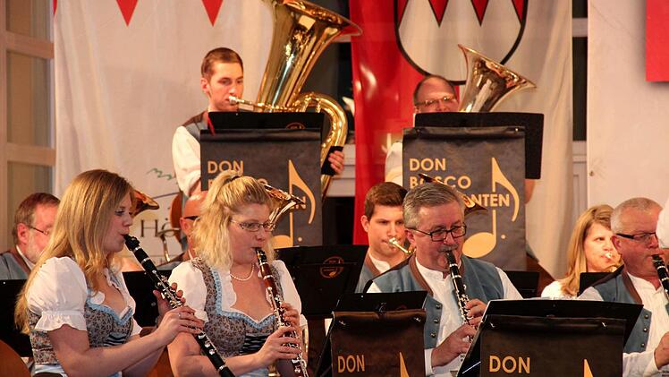 Die Musikanten sorgten für gute Stimmung im Forum in Gremsdorf, dritter von links ist Georg Römer.  Fotos: Johanna Blum