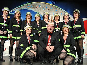 Hubert Dorn als Hahn im Korb mit seinen diesjährigen Elferrätinnen: Bereits zum 30. Mal hatte er in diesem Jahr die Präsidentschaft inne. Seine Mitstreiter ehrten ihn dann auch gebührend. Foto: Evelyn Schneider
