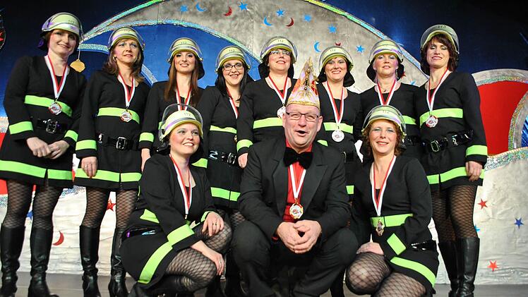 Hubert Dorn als Hahn im Korb mit seinen diesjährigen Elferrätinnen: Bereits zum 30. Mal hatte er in diesem Jahr die Präsidentschaft inne. Seine Mitstreiter ehrten ihn dann auch gebührend. Foto: Evelyn Schneider