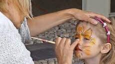 Schminken stand beim Familienfest der Arbeiterwohlfahrt hoch im Kurs.   Foto: Ingmar Kiesel