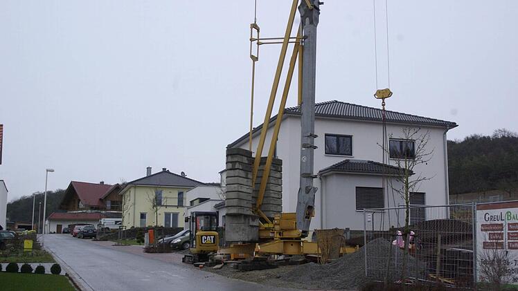 Im Baugebiet "Hinterm Turm II" in Fuchsstadt herrscht rege Bautätigkeit. Foto: Winfried Ehling