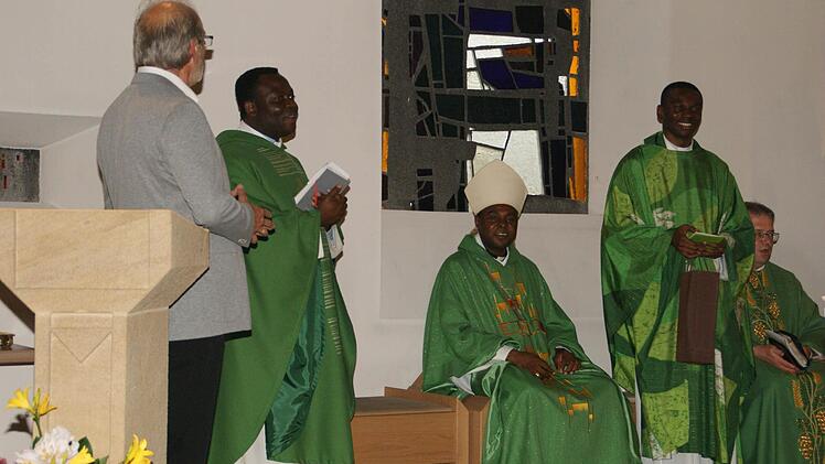 Der Weisbrunner Pfarrgemeinderatsvorsitzende Martin Christa (links) begrüßte Bischof Anthony und gratulierte Pfarrer Mark Odah (rechts) zu dessen 36. Geburtstag. Fotos: Sabine Weinbeer