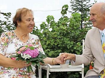 Therese und Albin Schorn an ihrem Lieblingsort: einer kleinen Bank in ihrem Garten in Sylbach.  Foto: Lisa Kieslinger
