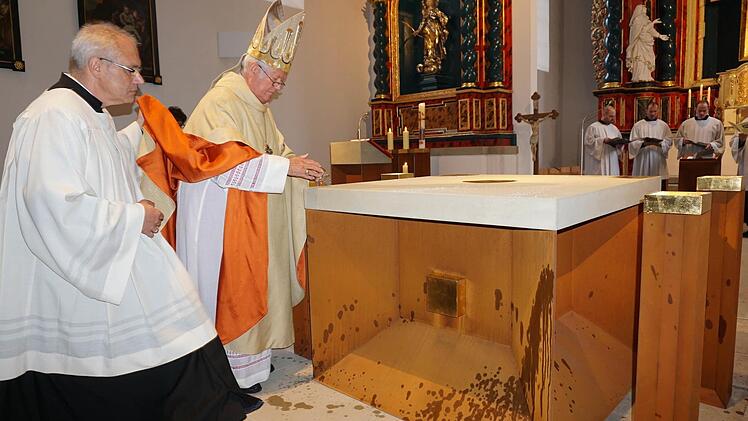 Altarweihe auf dem Volkersberg durch Bischof Friedhelm Hofmann am 2. Oktober 2016 Foto: Marion Eckert