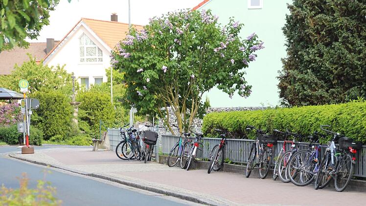 Für Fahrradständer ist hier an der provisorischen Bushaltestelle am Polizeikreisel zu wenig Platz. Sobald die Aischbrücke wieder befahrbar ist, wandert die Haltestelle zurück Richtung Stadtturm.  Foto: Andreas Dorsch