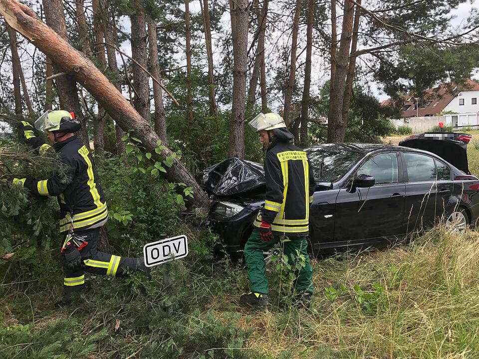 Unfall in Erlangen: Auto kracht gegen Baum in Dechsendorf